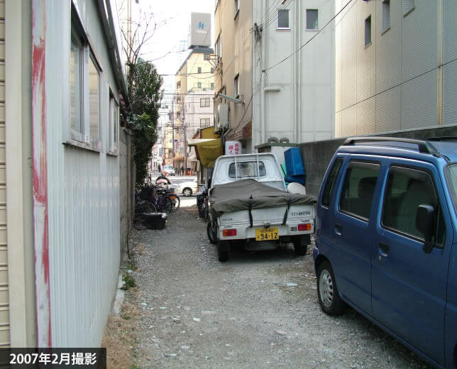 裏門から京橋へ抜ける細い道